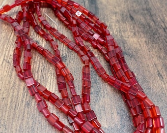 Cuentas cuadradas planas de vidrio estilo boho de 6 mm, color rojo oscuro (1 tira)