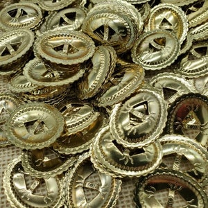 Könnte beinhalten: Ein Haufen goldfarbener Metall-Conchos mit einem dekorativen Design. Die Conchos sind oval geformt mit einem gewellten Rand und einem ausgeschnittenen Design in der Mitte.