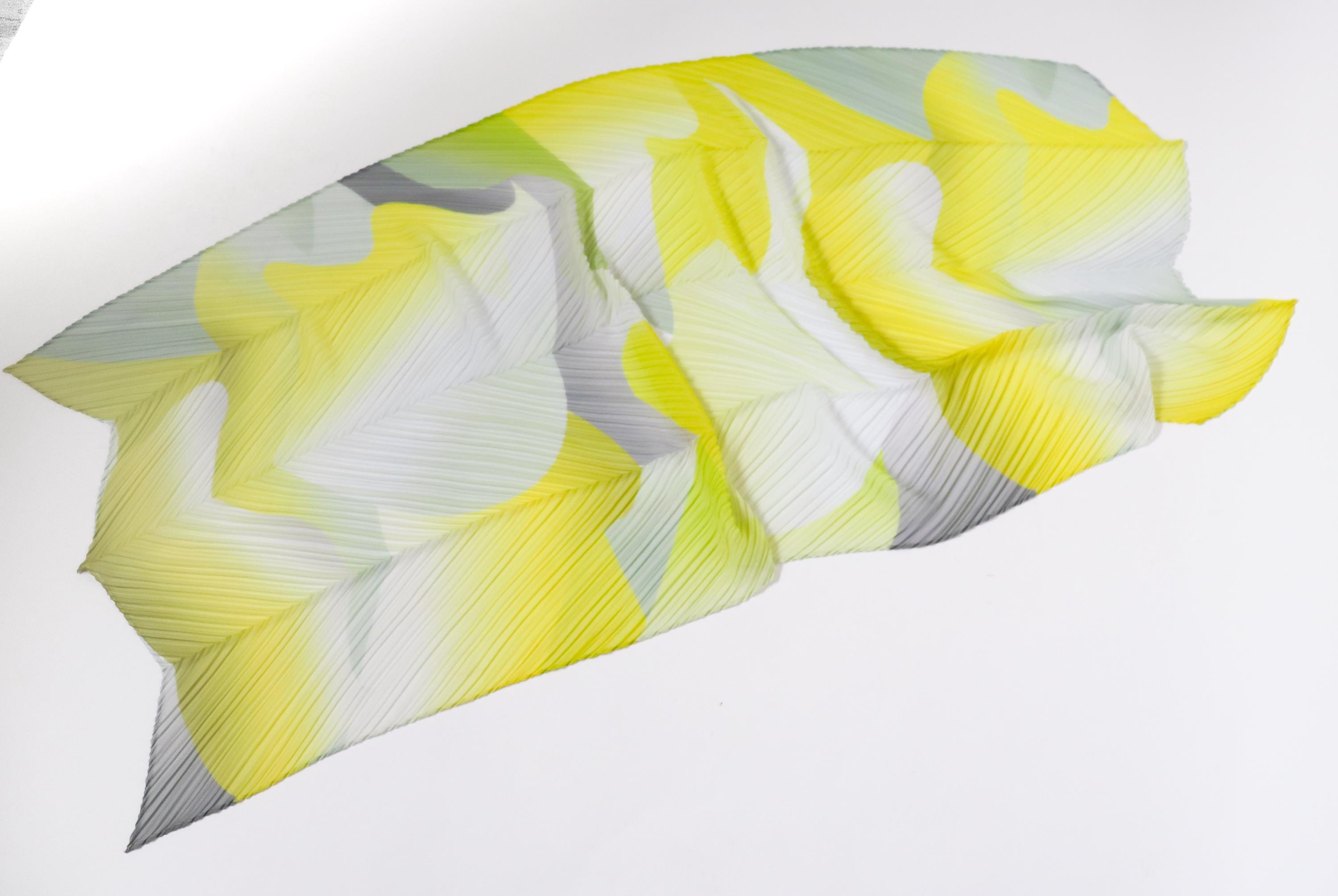 イッセイミヤケ プリーツプリーズ スカーフ イエロー系 AO523C ISSEY MIYAKE - イッセイミヤケ プリーツプリーズ スカーフ イエロー系