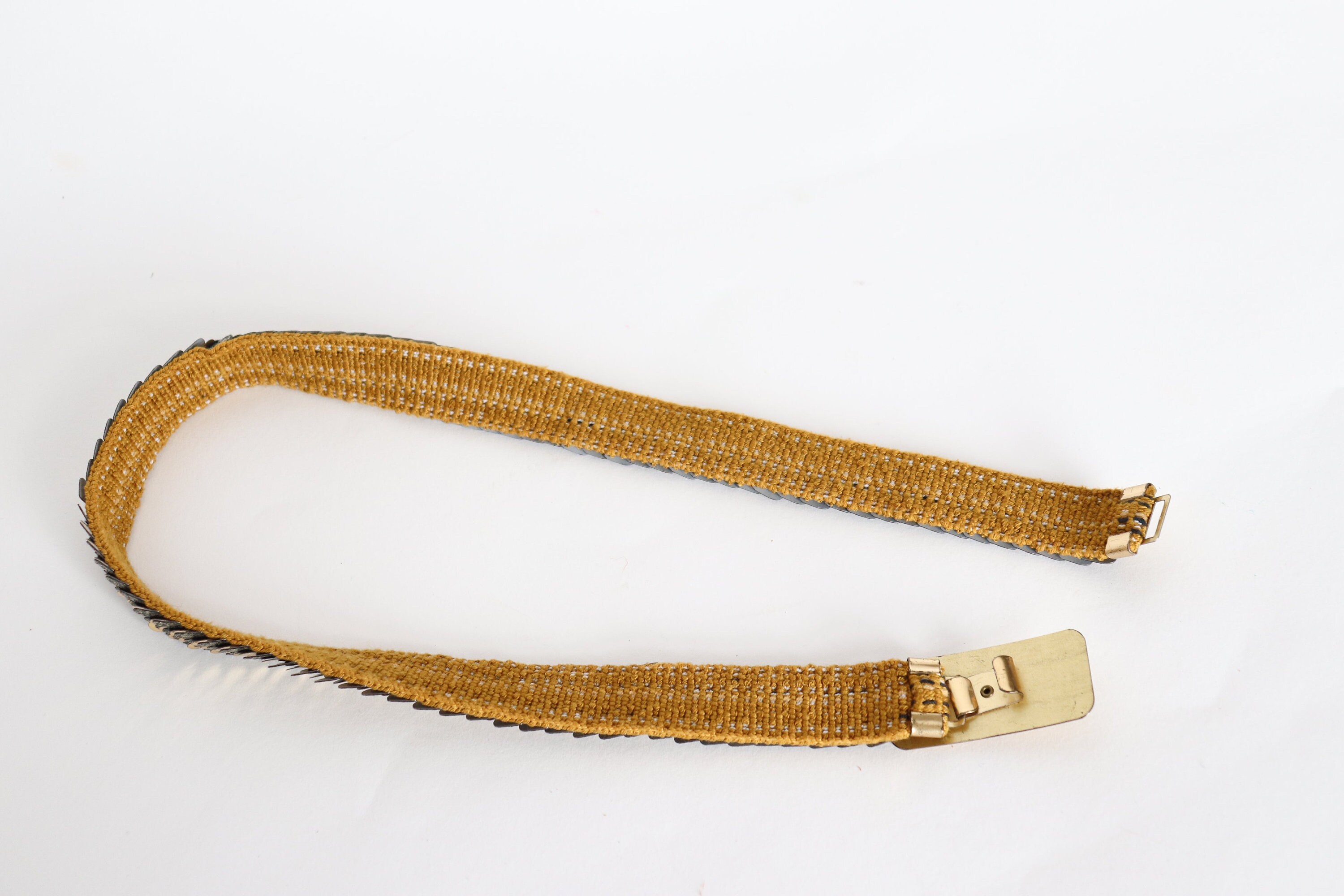 Vintage Gold and cream fish scales Textured elastic stretch Belt 1970s-80s Gold Elastic Fish Scale Belt with Medallion Hook  main image 3