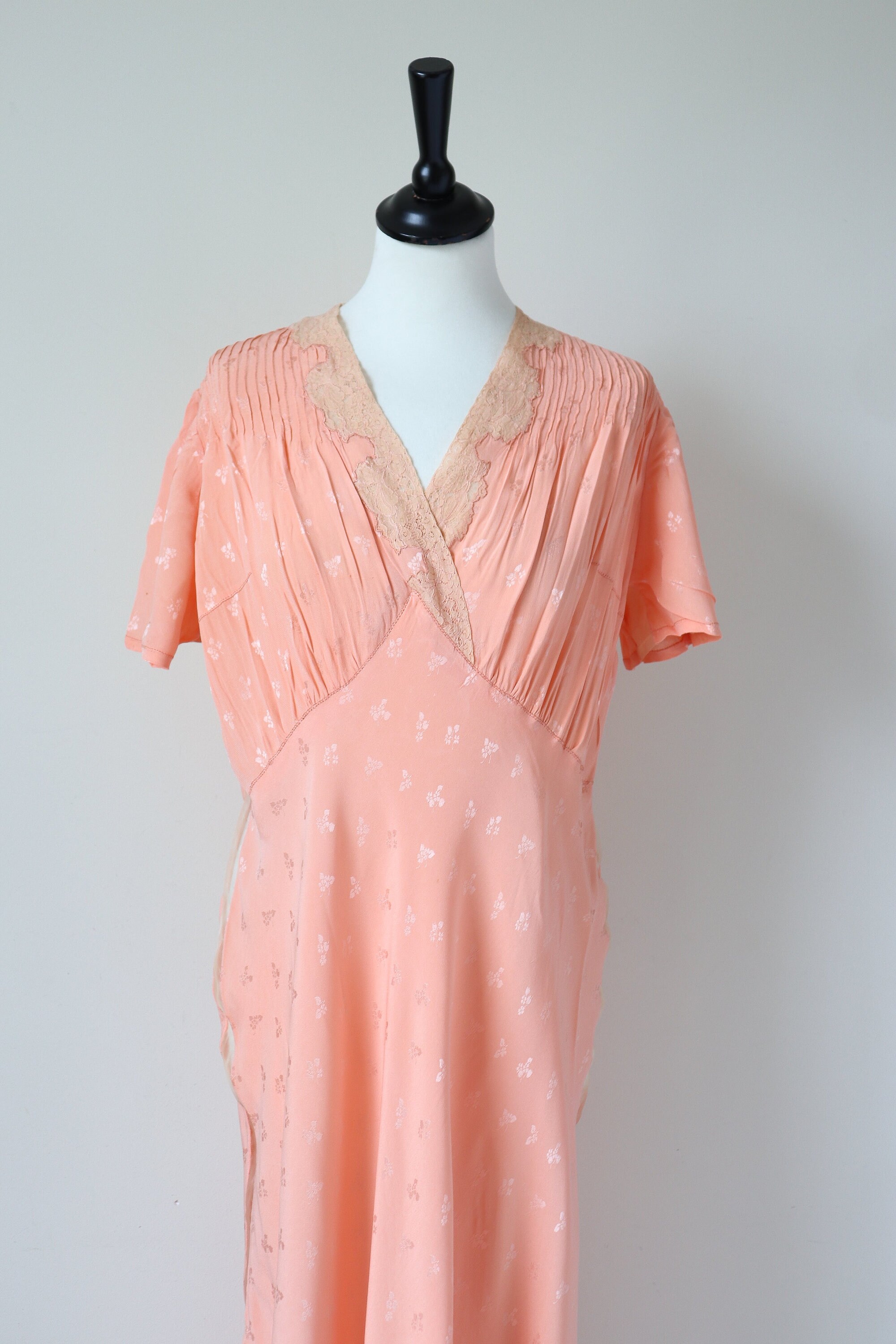 1940年代 salmon pink dress