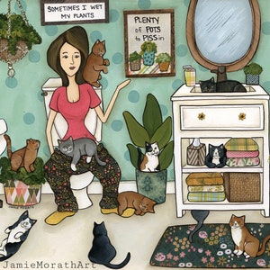 Pode incluir: Uma mulher está sentada no vaso sanitário com um gato no colo. O banheiro é decorado com plantas, um espelho e uma placa que diz "Plenty of Pots to Piss in". Há vários gatos no banheiro, alguns sentados no chão, outros em prateleiras e outros em vasos de plantas.