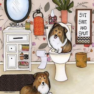 Peut inclure: Une illustration humoristique de deux chiens Shetland dans une salle de bain. Un chien est assis sur les toilettes avec le texte "Sit Shit and Split" sur le mur derrière lui. L'autre chien est assis sur le sol. La salle de bain a un papier peint fleuri, une vanité blanche et un rouleau de papier toilette.