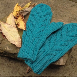 Knitting pattern for easy cabled mittens in chunky/bulky yarn