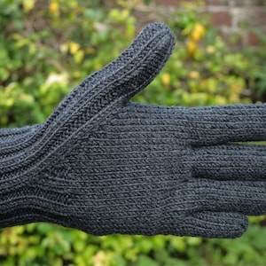 Knitting pattern for easy men's gloves in three sizes in double knitting yarn