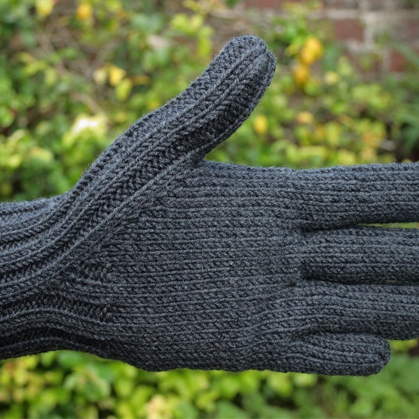 Knitting pattern for easy men's gloves in three sizes in double knitting yarn
