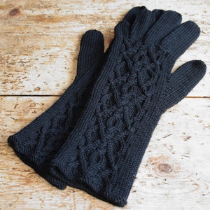 Merino wool gloves - black - cable pattern - women&#39;s winter gloves
