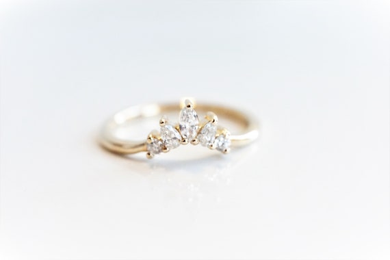 Everett Crown No.1 14K Gold Diamond Contour Band Crown Curved Band