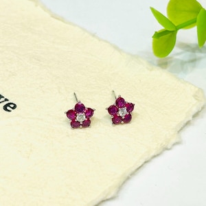 Oorknopjes met robijnrode bloem, kristallen oorbellen met kleine bloemen, sierlijke alledaagse sieraden voor vrouwen