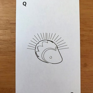 Puede incluir: Una carta de juego rectangular blanca con esquinas redondeadas que presenta un dibujo de l&iacute;nea negra de un erizo en el centro. La letra Q est&aacute; impresa en negro en las esquinas superior izquierda e inferior derecha de la carta.