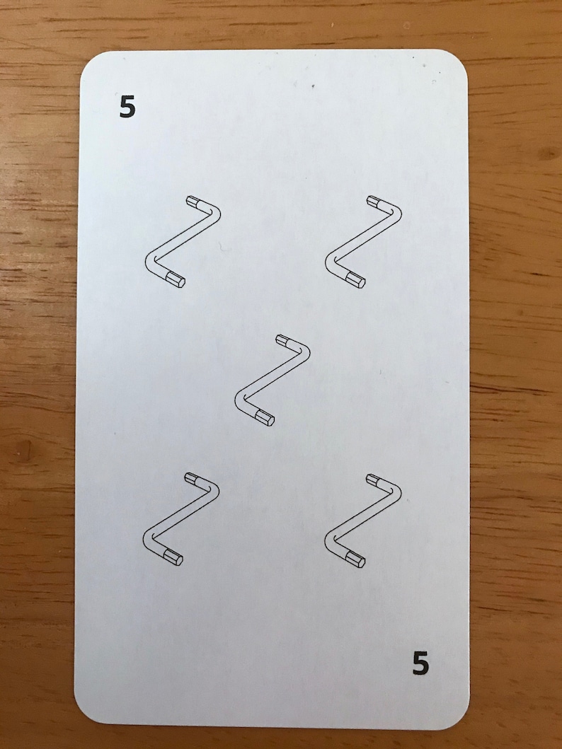 Puede incluir: Una carta de juego rectangular blanca con el n&uacute;mero 5 en las esquinas superior izquierda e inferior derecha. El centro de la carta muestra cinco ilustraciones de l&iacute;neas negras de llaves hexagonales en L dispuestas en patr&oacute;n de quincunce.