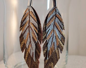 Handgeschilderde faux lederen dubbele veren oorbellen brons bruin goud glitter roestvrij staal oordraden ambachtelijk boho hippie veganistisch zuidwestelijk