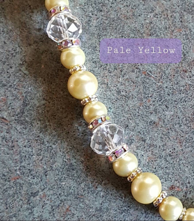K&ouml;nnte beinhalten: Nahaufnahme einer Perlenkette mit Kristallperlen. Die Perlen sind blassgelb und die Kristallperlen sind klar mit schillernden Akzenten. Der Text "Pale Yellow" ist im Bild sichtbar.
