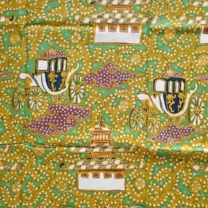 Peut inclure: Tissu vert avec un motif répété de carrosses blancs, de pagodes dorées et blanches et de nuages ​​marrons. Le motif est sur un fond vert avec des accents dorés et blancs.