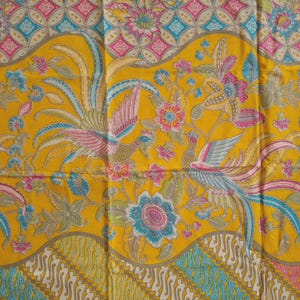 インドネシアのバティック生地、手染め、黄色、ピンク、青、鳳凰、パステルカラー、クラシック、ソフト、綿100％、ジャワ島、バリ島、伝統的