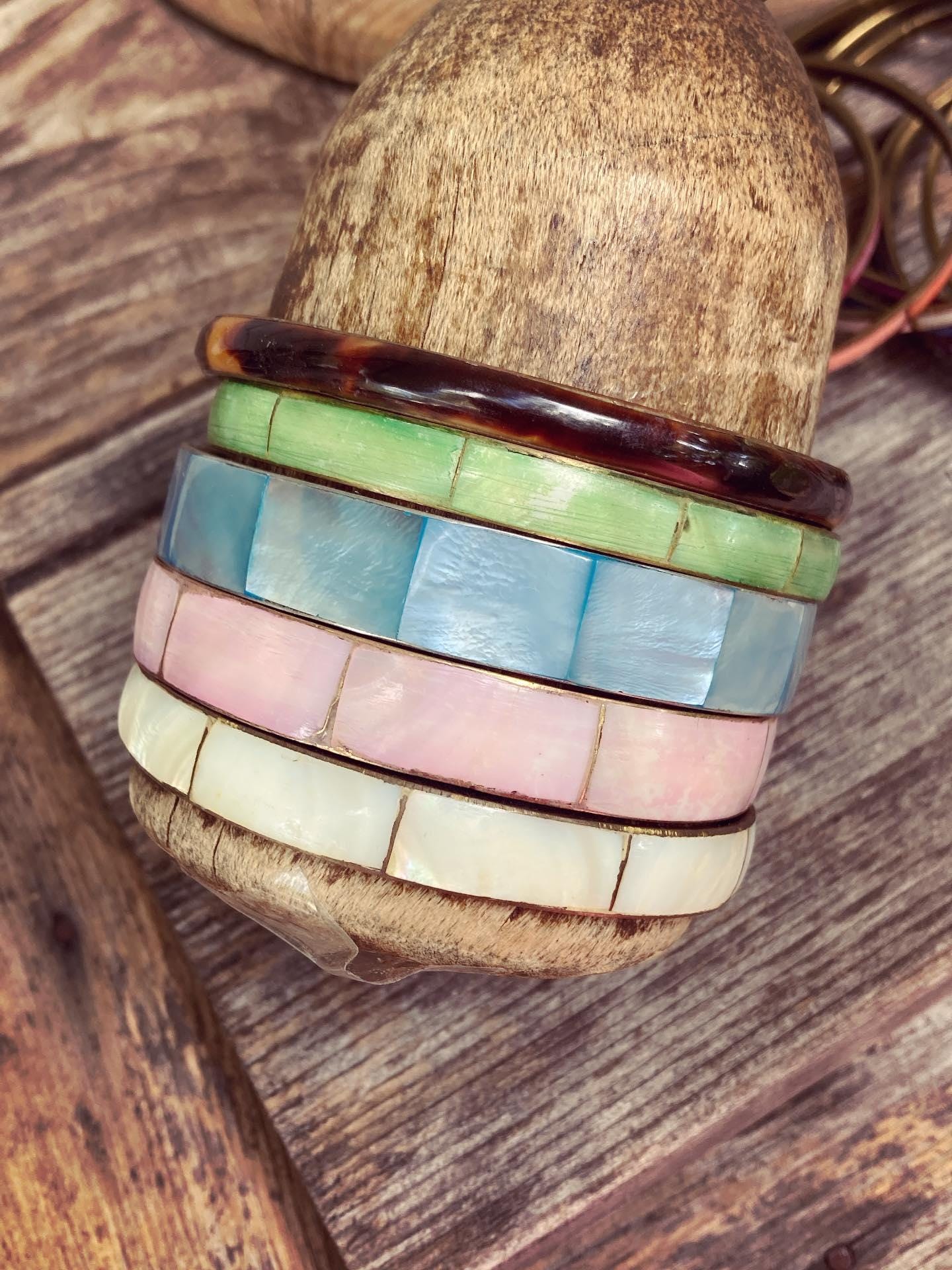 マザーオブパールのバングル ヴィンテージの象嵌入りマザーオブパールバングル、象嵌入り