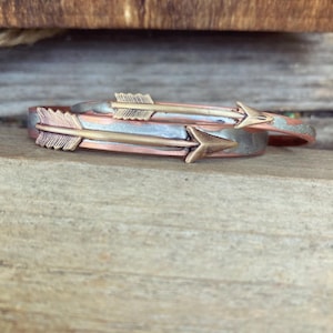 Pulsera de puño con flecha, pulsera de cobre con el símbolo de flecha, estilo bohemio, hippie, vaquera, gitana, festival.