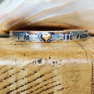 Bracciale rigido "I Am The Storm", bracciale rigido ispiratore, bracciale rigido con timbro a mano