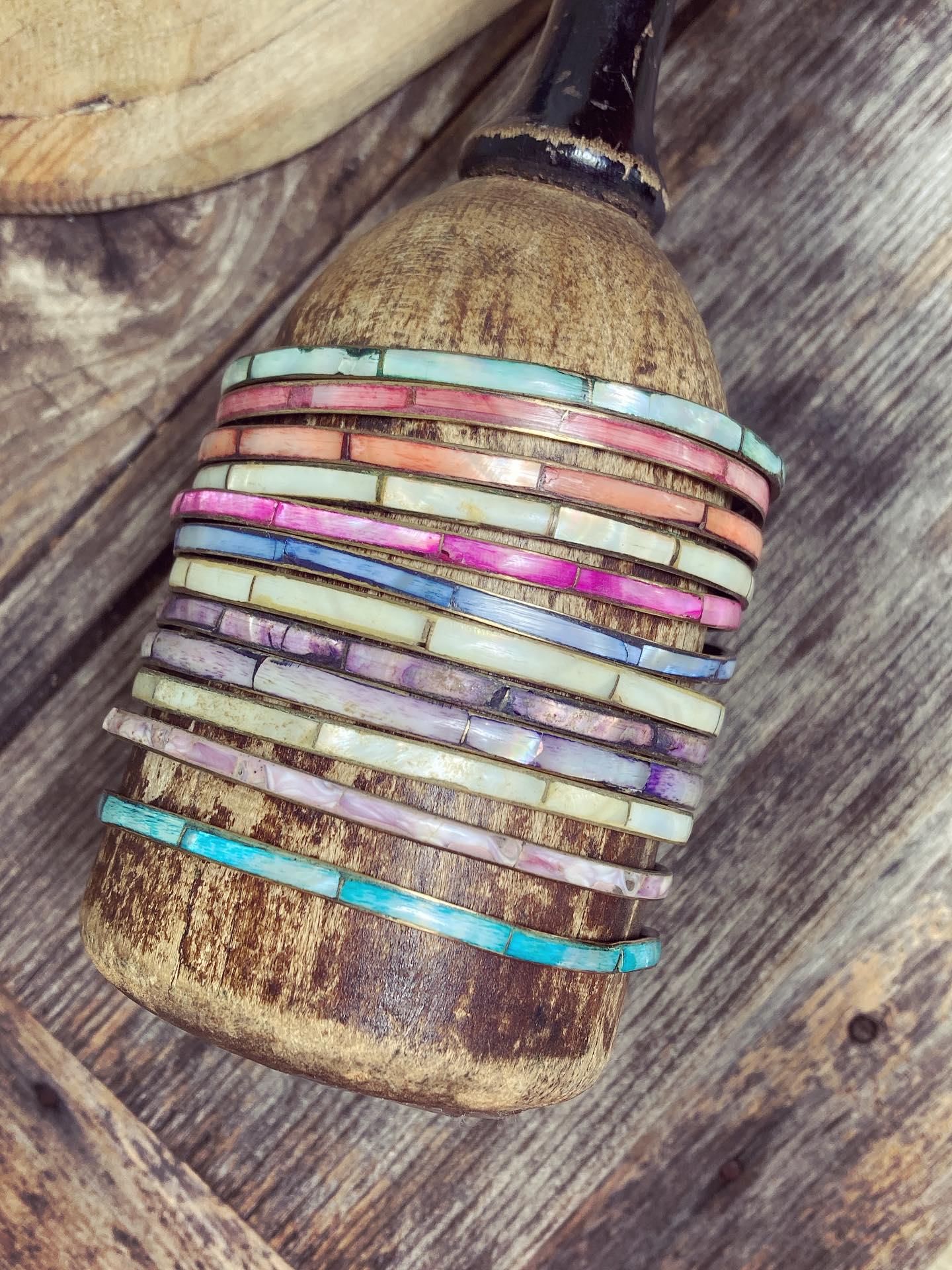 マザーオブパールのバングル ヴィンテージの象嵌入りマザーオブパールバングル、象嵌入り