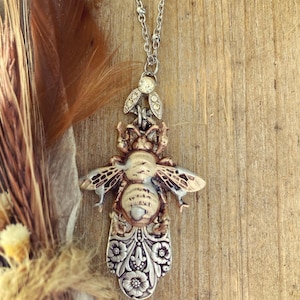 Biene Anhänger Halskette, Honigbiene Anhänger Halskette, Steampunk Biene Anhänger Halskette, Vintage Löffel Anhänger Halskette, Geschenk für sie