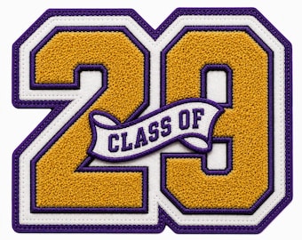 Puede incluir: Un parche de chenilla con el número 29 en dorado con un borde blanco y morado. Una cinta blanca con borde morado y el texto "CLASS OF" en letras moradas se superpone en el centro de los números. El parche tiene un acabado texturizado.