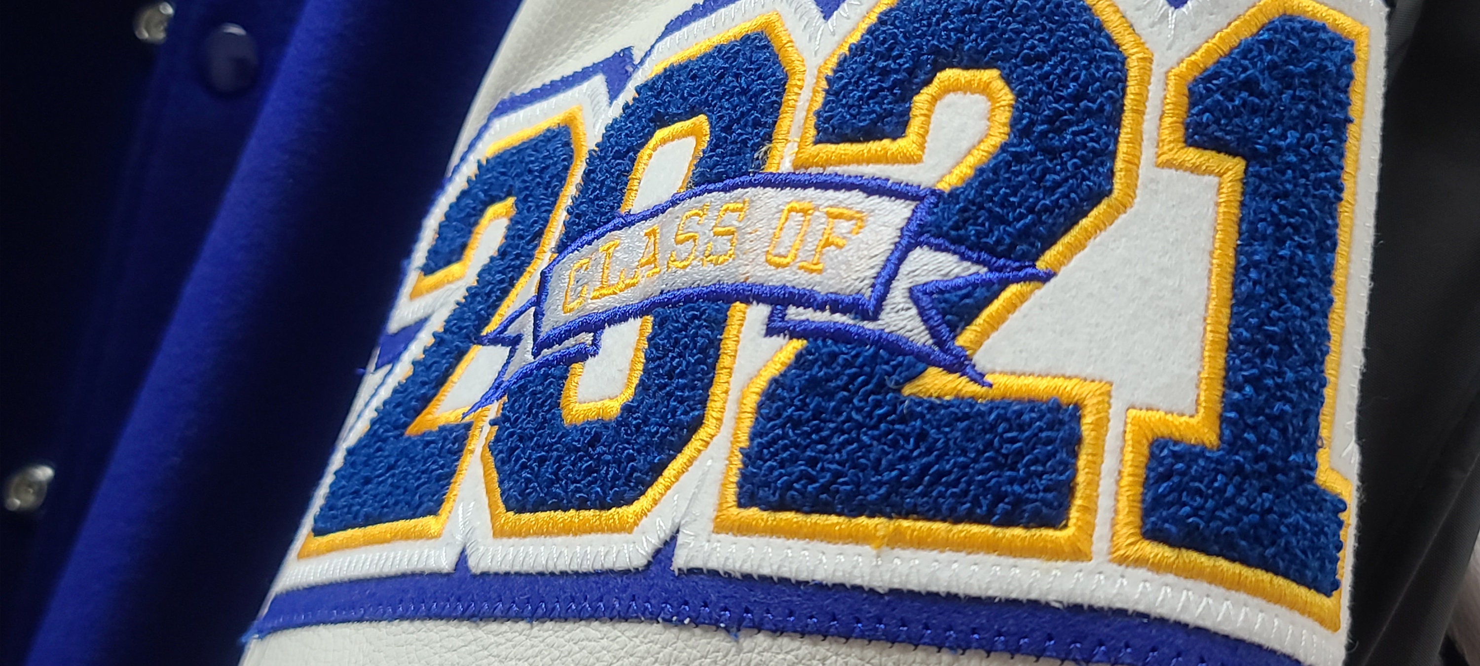 Póster A Collection Of Chenille Fabric Letterman Jacket Style Letters In Blue And Gold F923237192