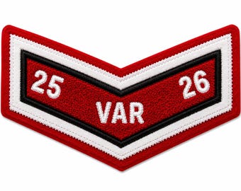 Puede incluir: Un parche bordado en forma de galón con fondo rojo y borde blanco y negro. El parche muestra el texto bordado en blanco 25 a la izquierda, 26 a la derecha y VAR centrado en el punto inferior del diseño en forma de galón.