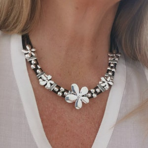 Collar bohemio de cuero con flores para mujer, estilo bohemio, idea de regalo, joyería, collar de flores estilo bohemio.