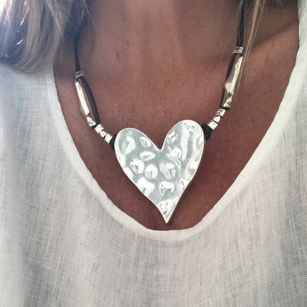 großes Aluminium Herz Leder Kette, Statement Herz Kette Leder, großer Herzanhänger Lederkette, Boho Stil Lederkette großes Herz Anhänger