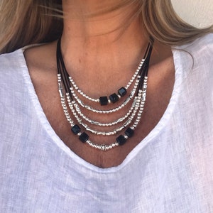 collar de cuero en capas de mujer de varias hileras con cuentas cortadas, collar de cuero de declaración estilo unode50 de varias hileras, elegantes bolas de cadena de cuero de mujer