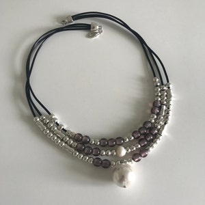 Collar de cuero de varias filas con colgante de perla colgante y bolas de colores, collar en capas de cuero de varias filas con bolas plateadas y perla colgante para ella