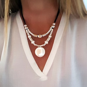Collar de cuero de doble hilera con colgante de perla plana redonda, collar de cuero de doble hilera con perla plana bañada en nácar, regalo estilo unode50 para ella