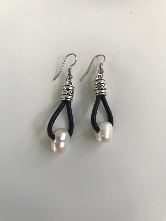 leather Hook earrings, dangle earrings, leather, drop earrings, pearl earrings, accessoires, gift idea, light weight, idea, for her