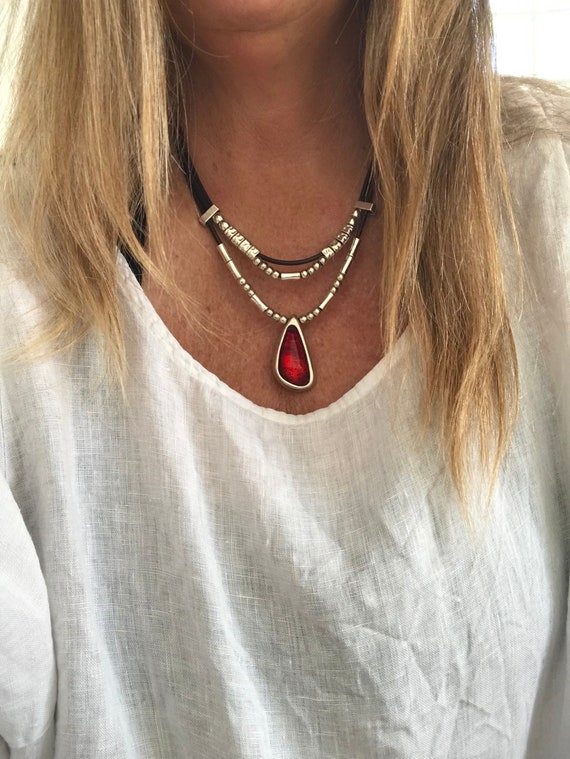 Women's multi-strand leather necklace with red resin pendant, leather collar Boho style unode50 style leather necklace with pendant