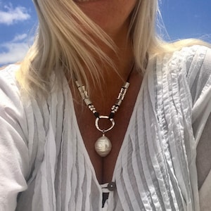 Collar corto de cuero para mujer con anilla irregular y gran cuenta decorativa ovalada, collar de cuero anudado con cuenta decorativa ovalada colgante