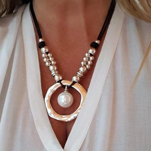 Collier en cuir pour femme avec anneau en métal et perle ronde, collier en cuir pour femme avec anneau sans fin et perle ronde de style unode50