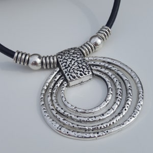 collier en cuir court, collier en cuir, grand pendentif, anneau sans fin, grande spirale, pour elle, pendentif de déclaration de cadeau