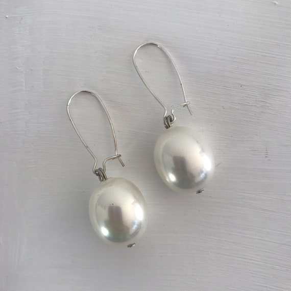 oval pearl hook earrings, woman dangle pearl hook earrings, sporty elegant daily hook pear earrings, woman gift idea, oval dangle pearls