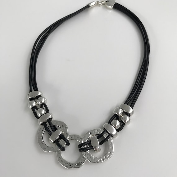 enganliegende Leder Kette silberfarbene Metall Ringe, drei Metall Ringe gehalten von Leder Bänder Leder Kette mit silberfarbenen Kugeln