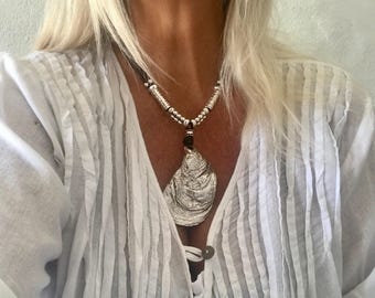 woman leather necklace oyster pendant, big oyster shell pendant necklace, gift for her, Statement pendant necklace, unode50style, from spain
