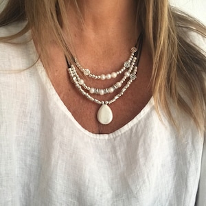 collar de cuero en capas de perlas de mujer de varias hileras, collar de cuero llamativo estilo uno de 50 de varias hileras, elegante cadena de cuero de mujer bolas gotas de perla