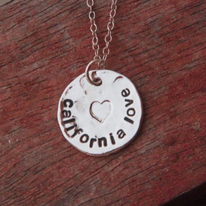 Collier en argent avec pendentif coeur rond martelé California Love pour fille de Californie, côte ouest, fabriqué localement par California Limited