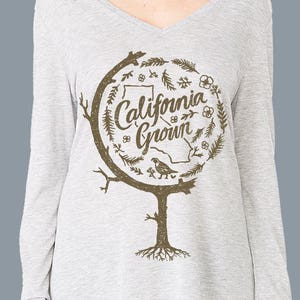 Kalifornien gewachsen Natur inspiriert Baum Globus Blätter hell grau lose Fit V-Ausschnitt Langarm-T-Shirt - hergestellt in Kalifornien von Kalifornien limited