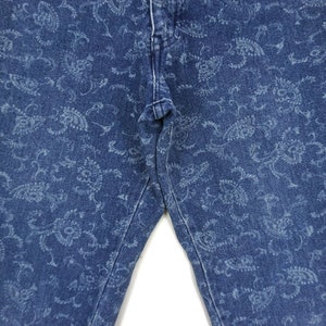 Puede incluir: Un par de pantalones vaqueros azules con un estampado paisley blanco.