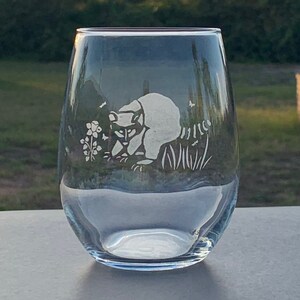 RACCOON GIFT, Raccoon Wine Glass, Etched Glass Stemless Wine Glass, Woodland Decor, Wine Lover Gift For Mom,  Wildlife Drinkware