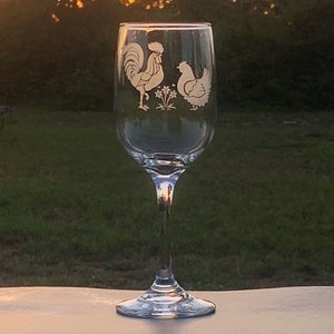 ROOSTER GIFT, Rooster Wine Glass, Chicken Wine Glass, Etched Glass Stemmed Wine Glass, Farmhouse Decor, Wine Lover Gift For Farmer, Barnyard
