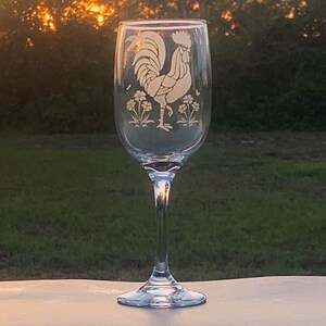 ROOSTER GIFT, Rooster Wine Glass, Etched Glass Stemmed Wine Glass, Barnyard Decor, Wine Lover Gift For Mother, Farmhouse Drinkware