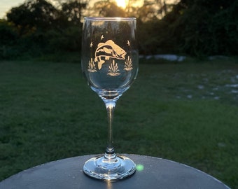 BASS FISHING GIFT, Bass Fish Wine Glass, Etched Glass Stemmed Wine Glass, Outdoorsman Decor, Wine Lover Gift For Dad, Man Cave Drinkware