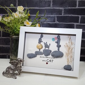 Kieselstein Kunst in Weiß Rahmen, &quot;&quot;Alles was du brauchst ist LIEBE, und ein KATZE&quot; Familien Geschenk.&quot;