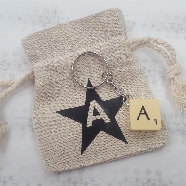 Porte-clés de tuile de lettre fait main plus sac de cordon assorti, fait utilisant des morceaux de SCRABBLE, cadeau idéal de faveurs de mariage